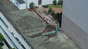 屋上で水遊び・・ビル内保育園（習志野市）