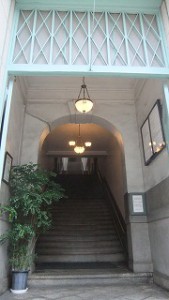 階段から通路が左右に伸び、事業所が使用している。