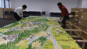 NHKの大道具さんに協力してもらったという仮設土台にジオラマを設置する。