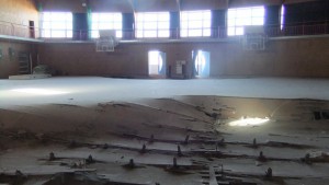 津波被害の海より地域には、小学校の校舎がそのままに。窓からは福島第一原発が見える。