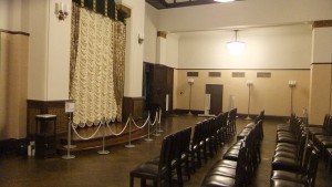 正庁という、公式行事や来賓の接遇を行う特別室。当時の姿に復元して庁舎内にて公開している。